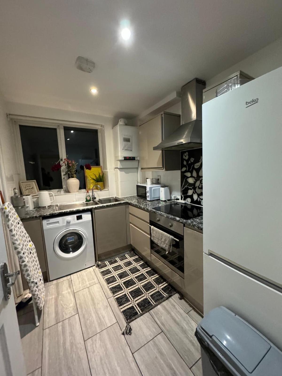 Spacious 2 Bedroom Flat In Tower Bridge! E1 Appartement